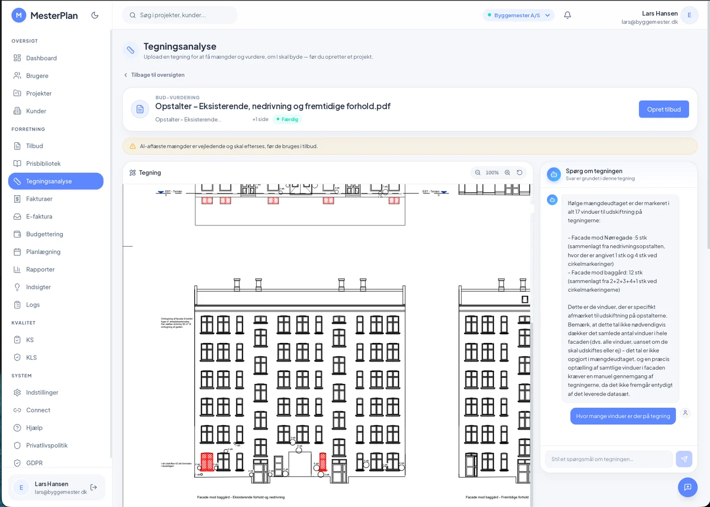 Tegningsanalyse i Mesterplan: en PDF-opstalt er uploadet og analyseret. Til højre svarer AI'en på, hvor mange vinduer der er markeret til udskiftning, og forklarer hvordan tallet er talt sammen.